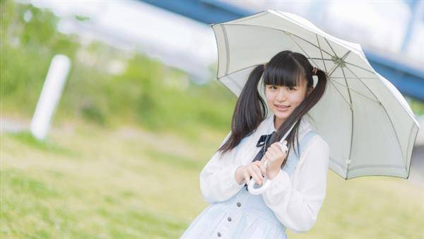 日本有些學校同意學生可以撐雨傘，但不能撐陽傘，使得不少家長感到疑惑。取自PAKUTASO
