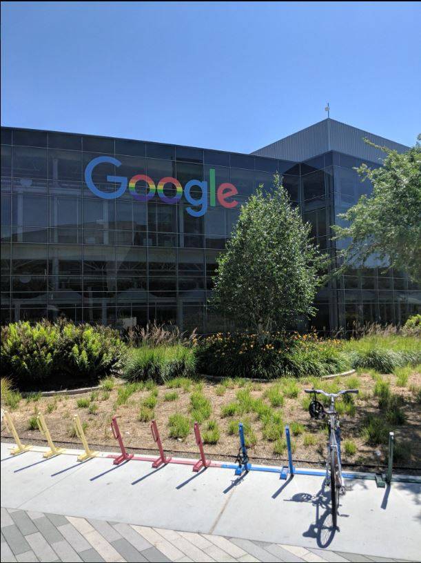 有鑑於美國疫情持續延燒，Google宣布延長居家辦公時間，美國辦公室延至9月開啟。   圖：截取自google執行長皮查推特
