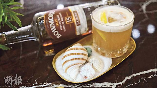 Smoky Whisky Sour：海島煙熏風味的威士忌約45ml，加入30ml檸檬汁、15ml糖漿、適量蛋白和冰塊，用力搖勻後，倒入加了鹽邊的杯子。（Tony Leung攝）