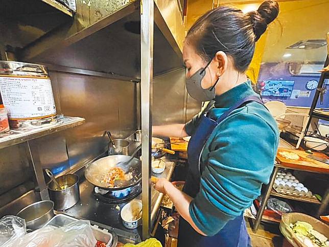來自緬甸的新住民吳薇芬從小在泰國長大，來台常吃到改良過的台式泰國菜，她希望開店烹煮道地的泰國家常菜，讓台灣人品嘗她喜愛的家鄉味。（蔡佩珈攝）