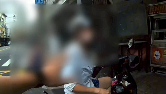 礁溪警分局員警到場，苦勸買不到包子的孝媳不要再激動了。讀者提供
