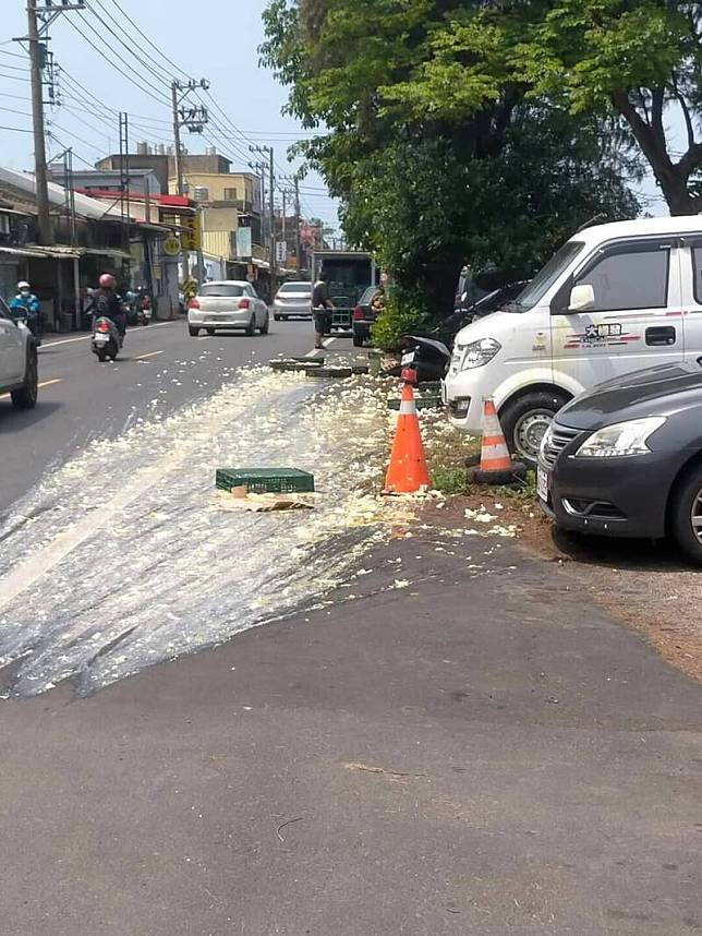 新竹市11箱雞蛋破蛋，「蛋」洗馬路成悲劇。(取自臉書社群記者爆料網)