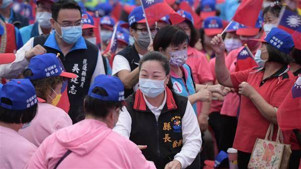 花蓮縣長徐榛蔚積極拜票。國民黨花蓮縣黨部提供