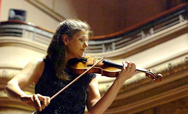 荷蘭小提琴女神吉妮楊森因《為你鍾琴》一片喜獲價值千萬的小提琴。海鵬影業提供