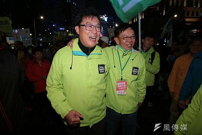 民進黨台北市長候選人姚文智和助選大將姚人多在選前之夜進場。(顏麟宇攝)