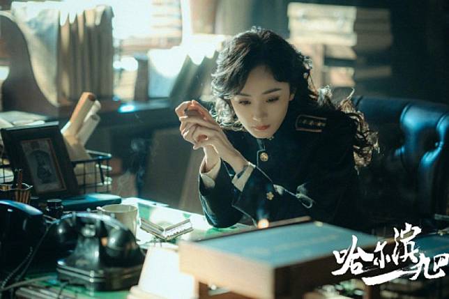 中國大陸女星楊冪剛拍完《哈爾濱一九四四》電影，就在權威期刊發表論文，工作行程滿檔被質疑找槍手。（楊冪工作室微博）