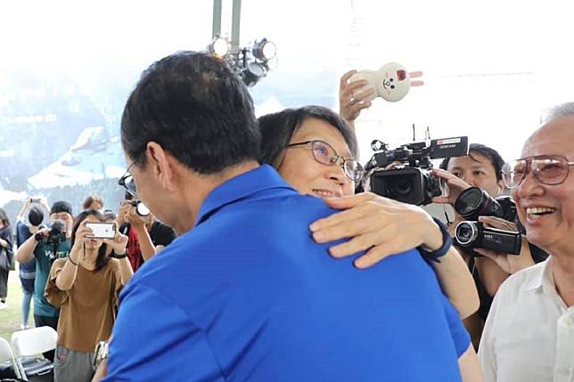 朱立倫晚間貼出一張與前總統夫人周美青的擁抱照片。（圖片取自朱立倫臉書）