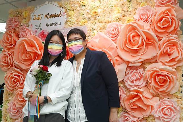 台灣、新加坡跨國同性伴侶小C（左）與美蘋（右） 26日在台灣伴侶權益推動聯盟陪同下，到台北松山戶政事務所辦理結婚登記。中央社記者王騰毅攝 111年1月26日  
