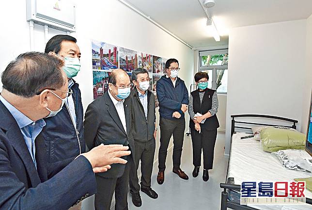 政務司司長張建宗及發展局局長黃偉綸，早前曾視察少警中心新增檢疫單位。