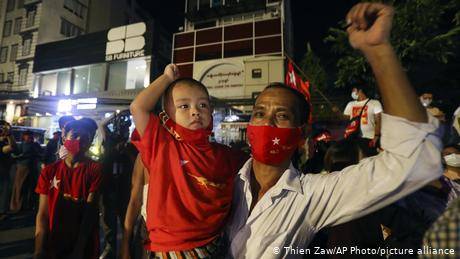 在全國民主聯盟贏得去年11月的大選後，緬甸軍方稱選舉存在大規模舞弊的現象。在雙方的緊張關系不斷升級之後，各界都擔憂緬甸恐再發生政變。
