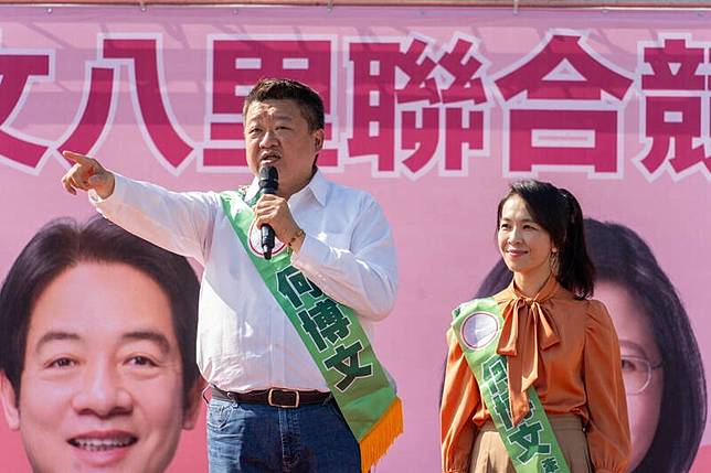 民進黨基隆市立委候選人鄭文婷今前往新北檢告發國民黨總統候選人侯友宜涉嫌圖利，民進黨新北市第一選區立委候選人何博文表示，侯主張「重啟」特偵組，本案應列為第一優先辦理。(何博文辦公室提供)