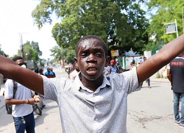 照片攝於本月 18號，也就是綁架案兩天後，包括首都太子港在內，海地各地爆發示威抗議，人民走上街頭要求政府對不斷發生的暴力及綁架事件做出行動。 路透社/達志影像