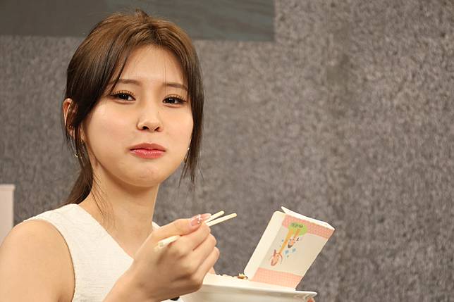 全恩菲吃到滷肉飯停不下來。（圖／譚兆青攝）