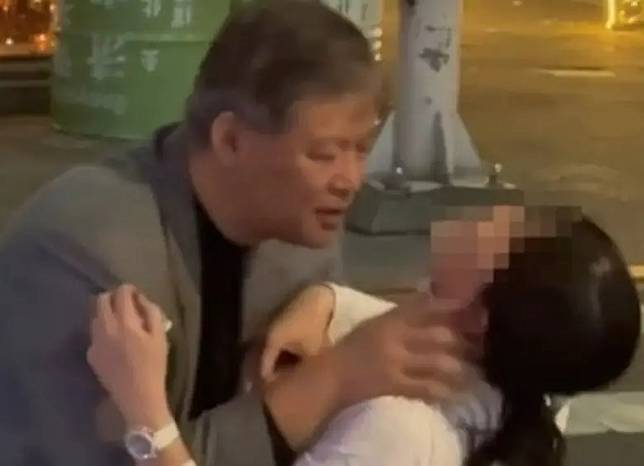 國安局組長今（14）日遭爆性騷女特勤，然而這並非國安局第一起性醜聞，2024年國安局特勤中心少將謝靜華就被拍到在路邊強吻1名戴口罩的馬尾妹。（圖／翻攝畫面）