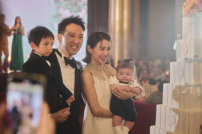 倪晨曦結婚3年補擺喜酒，一家四口大宴親朋。