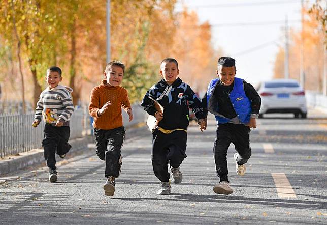 This photo taken on Nov. 9, 2024 shows children running in Daliyabuyi Village, Yutian County of northwest China's Xinjiang Uygur Autonomous Region. (Xinhua/Hu Huhu)