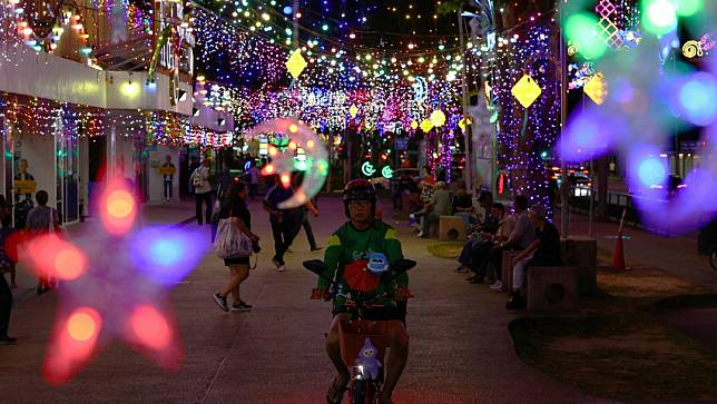 新加坡芽籠士乃（Geylang Serai）地區掛滿燈飾，慶祝開齋節。路透社