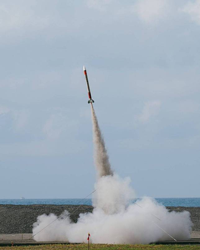 淡江大學航空太空工程學系研製的探空火箭「淡江一型」，5日上午6時27分在旭海「短期科研探空火箭發射場域」順利發射。（國家太空中心提供）