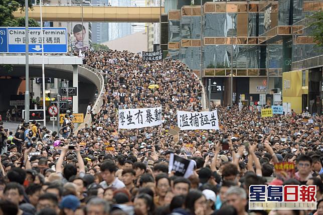 網民號召今晚港島遊行，警方指會迅速果斷執法。資料圖片