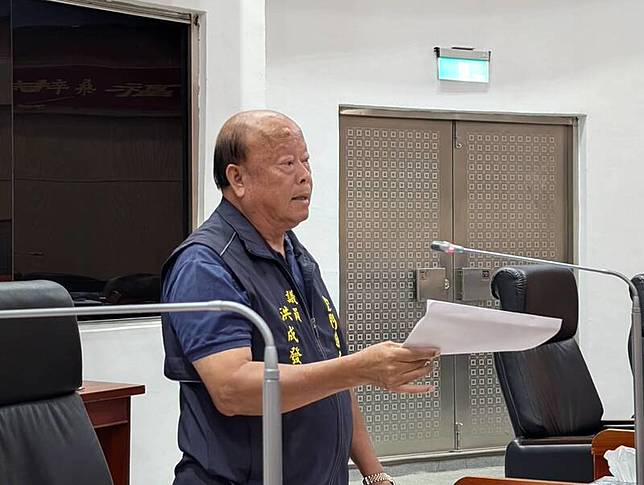 國民黨籍金門縣議員洪成發（圖）涉違反政府採購法 與貪污治罪條例圖利等罪，金門地檢署日前向金門地 方法院聲請羈押禁見獲准。圖為洪成發2025年10月間 於議會質詢情形。 中央社記者吳玟嶸攝　115年6月4日
