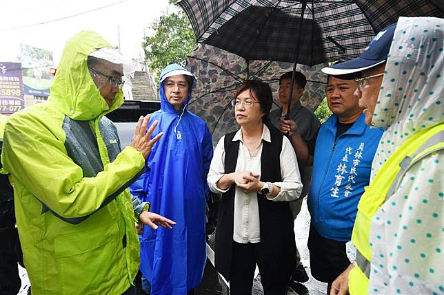 彰化縣長王惠美（中）視察員林基督教醫院周邊排水狀況。（彰化縣政府提供）