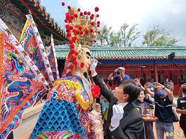 副市長葉澤山為神將甘輝將軍開光點眼。(記者王姝琇攝)