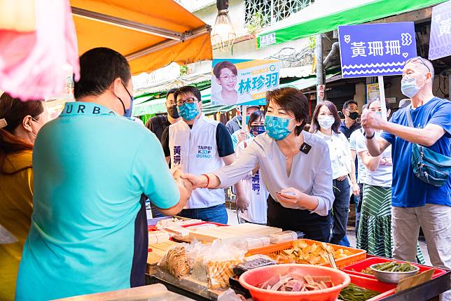 無黨籍台北市長參選人黃珊珊29日走訪大同區太平市場，並在大稻埕慈聖宮前宣講。(黃珊珊競辦提供)