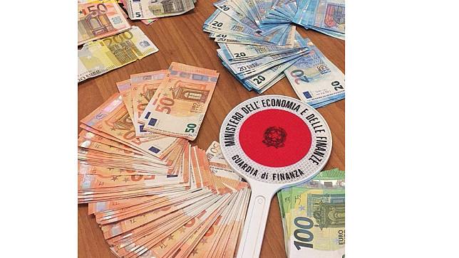 義大利警方宣布破獲稅務詐欺集團，查扣巨額現金。路透社