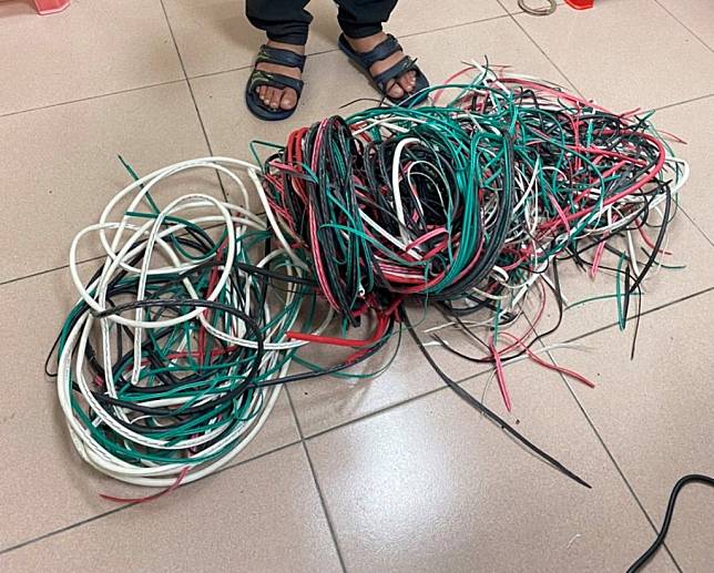 竹北警方起出「農委會養殖中心」遭竊的電纜線，失竊的電線價值約十八萬元。（記者彭新茹攝）