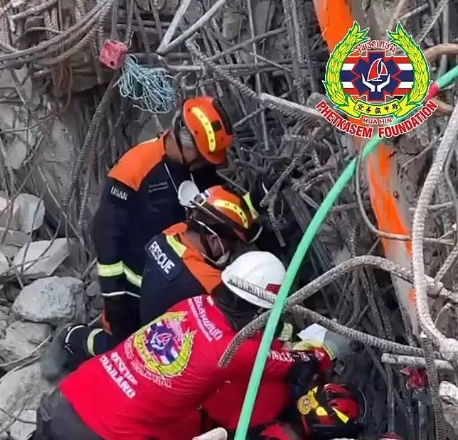 นาทีเจอแสงไฟตึกถล่ม3