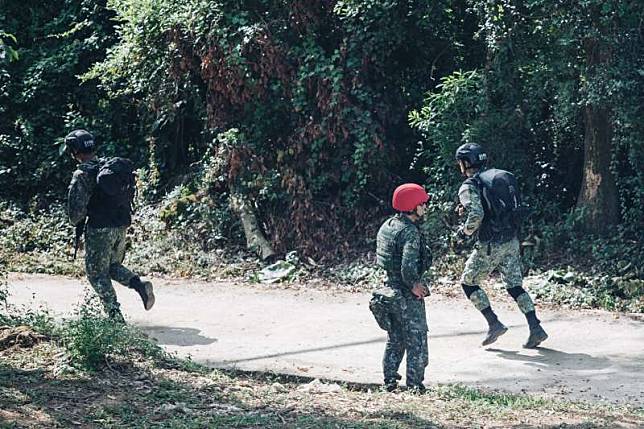 國軍近日在屏東地區舉行「特勤部隊關鍵戰力競賽」，在5天內進行步槍戰鬥射擊、綜合接力射擊等科目。圖中黑色頭盔的是憲兵特勤隊人員。（取自國防部發言人臉書）