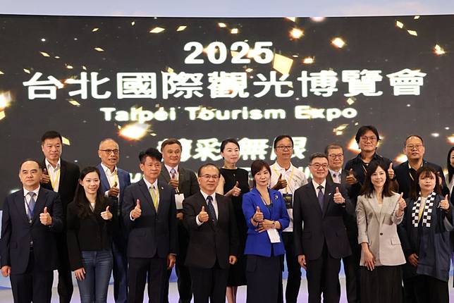 2025台北國際觀光博覽會於世貿盛大展開，新北巿觀光旅遊局楊宗珉局長（後排左5）參與揭幕典禮。（新北市觀旅局提供）