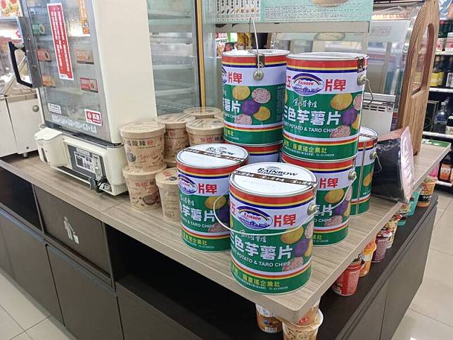 有網友去便利商店購物時，誤以為熟食區旁的桶子賣的是油漆。(圖取自爆廢公社二館)