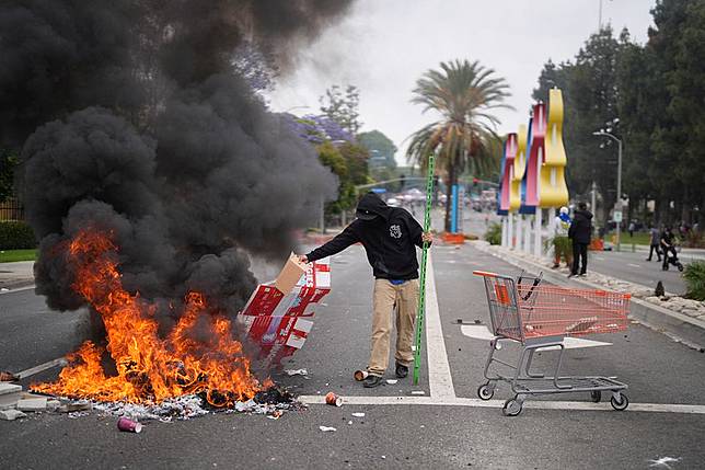 加州左翼對聯邦政府掃蕩非法移民的抗議行動逐漸變質為暴力攻擊。（資料照，美聯社）