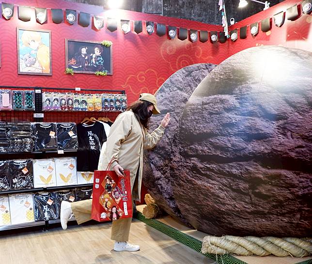鬼滅之刃華山快閃店內有模仿炭治郎劈開大石頭（圖片提供/福福好創意有限公司）