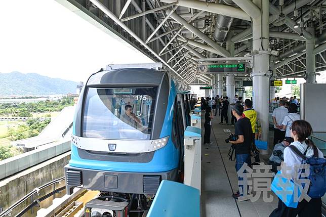 三鶯線通車爆人潮，超迷你2節車廂被酸「重演文湖線惡夢」。圖／李智為攝
