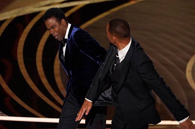 ▲頒獎嘉賓克里斯洛克（Chris Rock）引言開了威爾史密斯老婆潔達蘋姬（Jada Pinkett Smith）的玩笑，引發威爾史密斯怒火，竟衝上台揮了克里斯洛克一拳。（圖／美聯社）