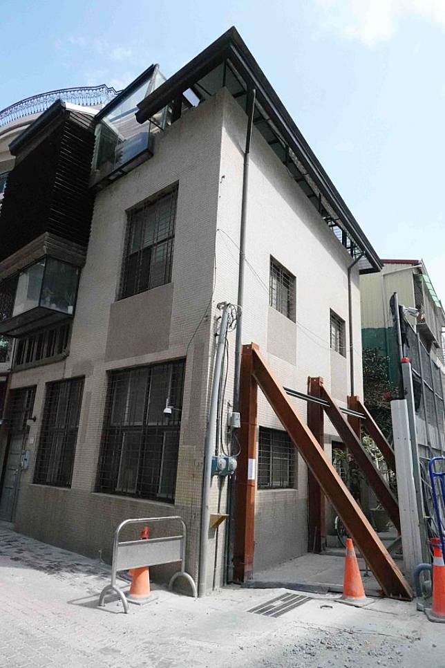 北華街琉金工地受災戶房屋傾斜已瀕危，建商用鋼樑搶救傾斜度。（記者陳俊文攝）