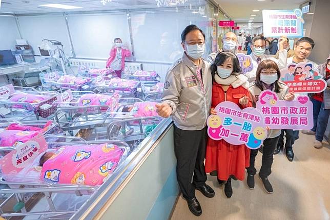 張善政探視元旦新生寶寶，宣布桃園市生育津貼自元旦起將改採「累計制」。 圖：桃園市政府／提供
