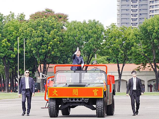 賴清德總統16日至高雄鳳山陸軍官校，主持黃埔建軍百年校慶典禮，並與現場觀禮貴賓揮手致意。(記者楊仁翔 攝)