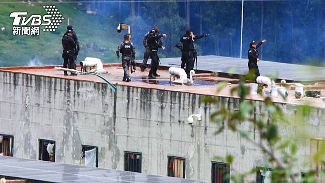 厄瓜多警方站在發生暴動的監獄屋頂。（圖／達志影像美聯社）