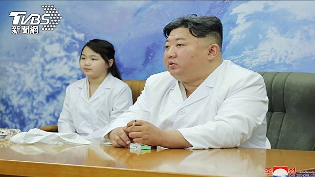 北韓官媒朝中社17日報導，領導人金正恩時隔一個月公開露面，16日視察一處軍事衛星站。（圖／路透社）