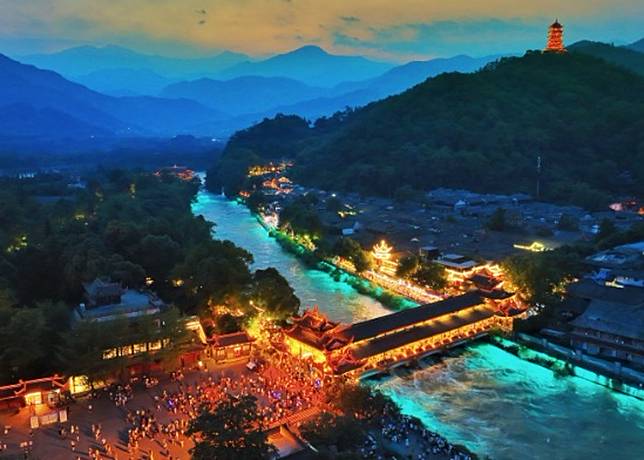 都江堰部分酒店價格上漲；圖為當地市貌。