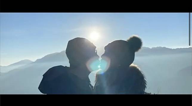 MV最後定格在賈永婕和王兆杰(左)接吻的畫面。(翻攝自YouTube)