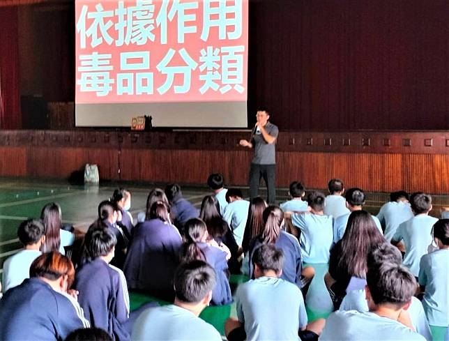 台南市警察局至南寧高中宣導新興毒品的樣態與包裝手法。（警局提供）