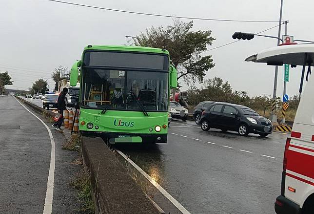 一輛公車昨日行經沙鹿區中清路，疑煞車失靈自撞分隔島，造成車上三名香港籍乘客受傷。（記者陳金龍翻攝）