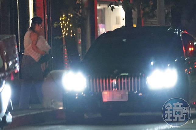 徐瑋吟從台北內湖一棟建案步出，帶著愛犬，準備上一輛BMW。