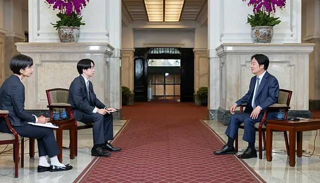 日本國民男團「嵐」成員櫻井翔（左）驚喜同框總統賴清德（右），引發台、日網路熱議。（圖／翻攝自日テレNEWSカルチャー X）