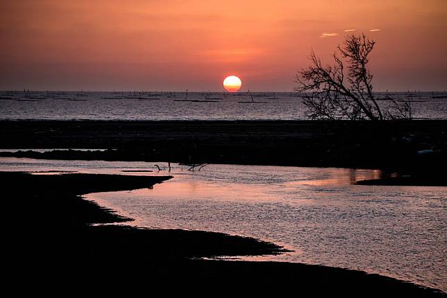 嘉義海線網紅景點東石白水湖夕照。（記者張翔翻攝）