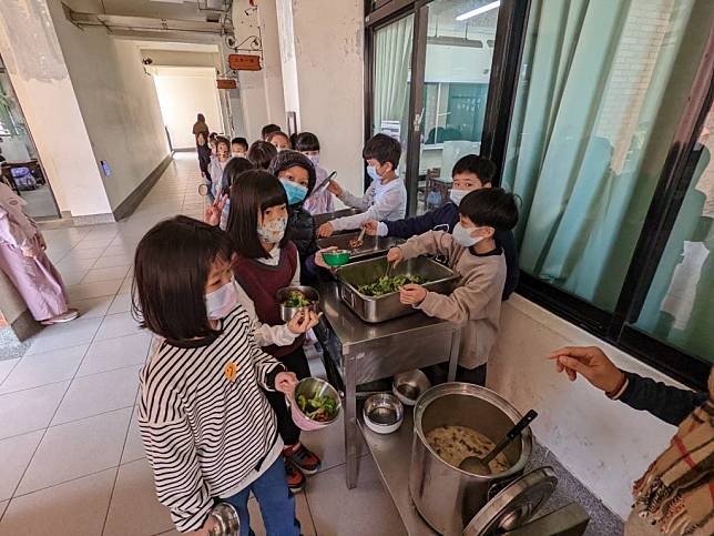 讓學子吃得健康又營養，市長黃偉哲指示持續推動中央廚房設置與改善，提升營養師編制。（記者林雪娟攝）